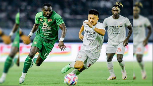 Persebaya ke puncak klasemen