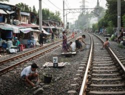 Empat Warga Tewas Tertabrak Kereta Api di Karawang