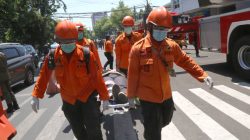 Simulasi Gempa untuk Pelajar Surabaya