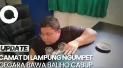 camat ngumpet di bawah meja