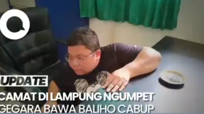 Camat Ngumpet di Bawah Meja