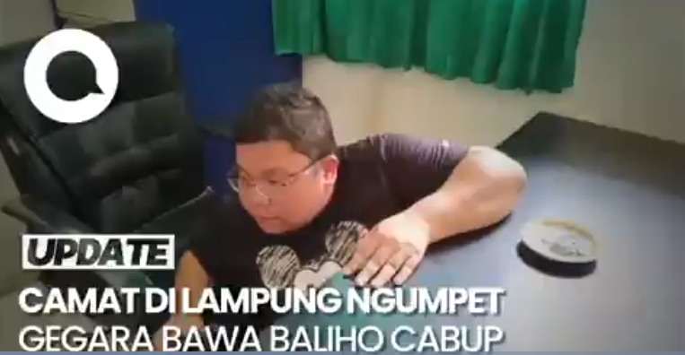 camat ngumpet di bawah meja