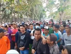 Buruh Pabrik di Pasuruan Demo Tuntut UMK