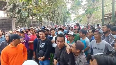 Buruh Pabrik Demo Tuntut UMK