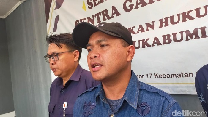 Heboh !! Tim Paslon Pilwalkot Sukabumi Sebar Amplop di Masjid