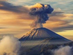 Abu Vulkanis Gunung Semeru Capai Ketinggian 700 Meter