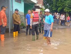 Kapolres Jombang Turun Langsung Salurkan Bantuan Korban Banjir di Mojoagung