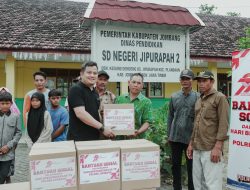 Kapolres Jombang Salurkan Bansos kepada Warga Dusun Kedungdendeng dan Guru Yang Mengajar di Pelosok Hutan