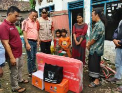 Pemkab Jombang Serahkan Bantuan Kepada Rumah Warga Jogoroto Yang Rusak