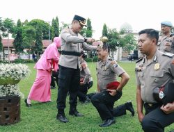 Kapolres Jombang Pimpin Upacara Kenaikan Pangkat Anggotanya