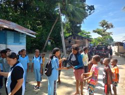 SMA YPPK St. Thomas Aquino Kaimana Bagikan Bingkisan untuk Komunitas Komoro