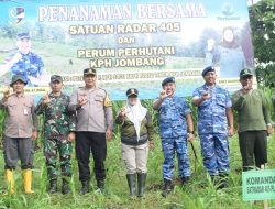 Kelestarian Hutan, Perhutani Jombang dan TNI, Satrad 405 Tanam Ribuan Pohon
