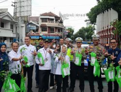 Serikat Karyawan Perhutani Nganjuk Bagikan Bibit Buah Ke Pengguna Jalan