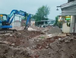 Tidak Mempunyai Ijin, Bangunan KDMP Desa Sumobito Jombang Bongkar Lapak Pedagang