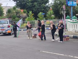 Momen HPN Tahun 2026, Solidaritas Wartawan Jombang (SWJ) Bagikan Kalender Gratis ke Pengguna Jalan