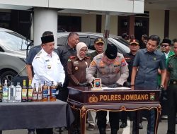 Polres Jombang Musnahkan Ribuan Botol Miras, Pemkab dan Polisi Berkomitmen Zero Miras di Kota Santri