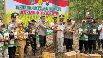 Dukung Swasembada Pangan, Kapolres Jombang Serahkan Bantuan Bibit Jagung Kepada Gapoktan Katemas