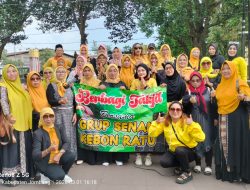 Grup Senam Kebunratu Jombang Berbagi 500 Paket Takjil di Ke Pengguna Jalan