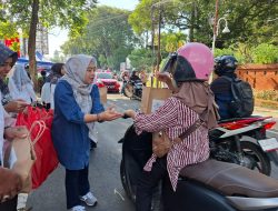 Perhutani, IIK dan Srikandi KPH Nganjuk Bagi – Bagi Takjil ke Pengendara Jalan
