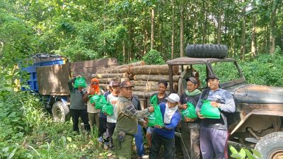 Perhutani Nganjuk Berikan Bantuan Sembako Bagi Tenaga Produksi