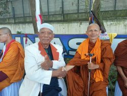 Wujud Toleransi,Ketua FKMJ Ir. H. A. Suudi Yatmo Sambut Hangat Istirahat Makan Siang Bhikkhu Sangha di Samsat Jombang