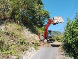 Alat berat bersihkan longsor Detukeli- Wewaria, Masyarakat ucap terima kasih kepada Bupati dan Kepala Dinas PUPR Ende