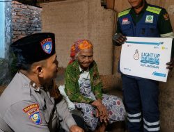 Bhabinkamtibmas Aipda Nanang Sumantri SH. Fasilitasi Bantuan, Lansia 93 Tahun di Lamongan Akhirnya Nikmati Listrik