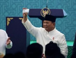Prabowo Terima Kartanu Seumur Hidup dari NU Saat Penutupan Muktamar ke-35 di Jombang