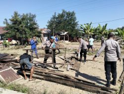Pasca Gempa Flores, Polsek Maurole dan Anggota Airud Ropa Gotong Royong Bersihkan Puing Rumah Warga di Keliwumbu